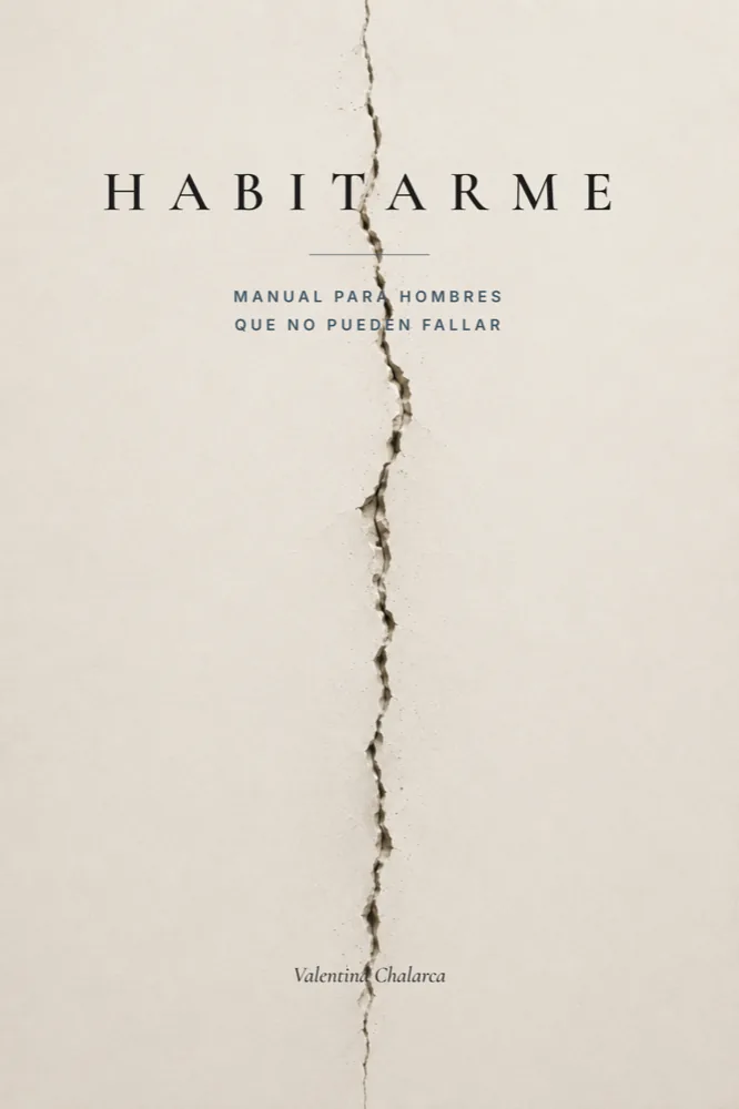 Portada de HABITARME, Manual para hombres que no pueden fallar, de Valentina Chalarca: una grieta que atraviesa un muro claro.